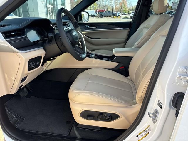 Used 2024 Jeep Grand Cherokee Limited w/ Black Appearance Package image 8