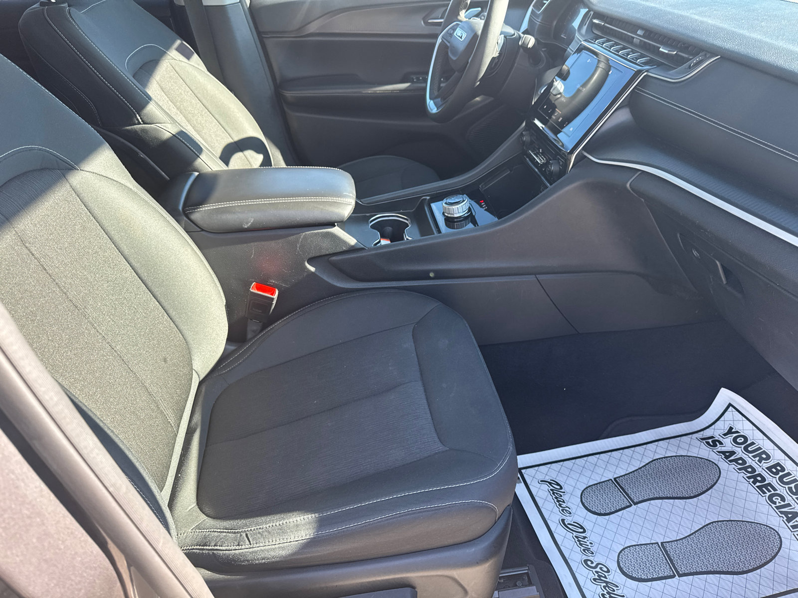 Used 2024 Jeep Grand Cherokee Laredo image 13