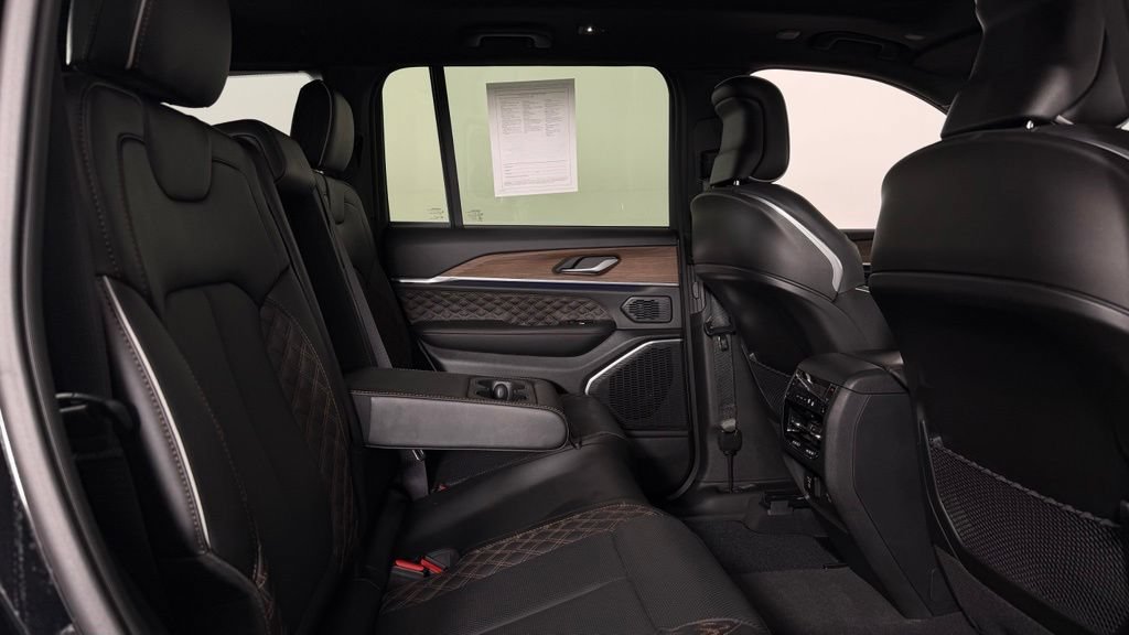 Used 2023 Jeep Grand Cherokee Summit AWD/4WD image 32