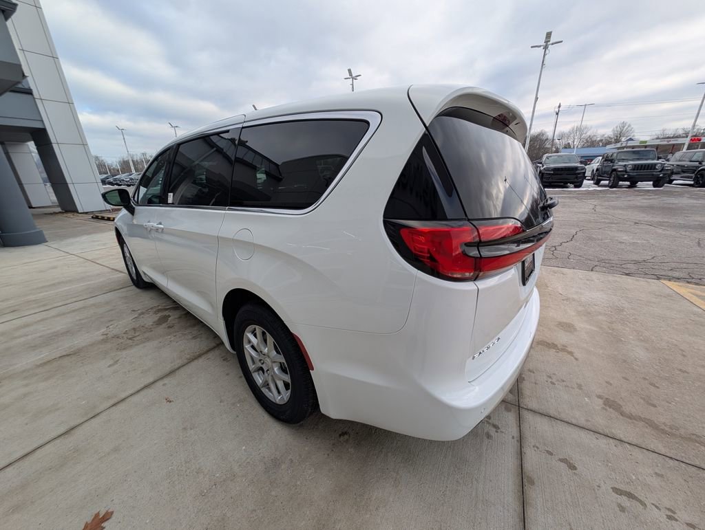 New 2026 Chrysler Pacifica Select image 7