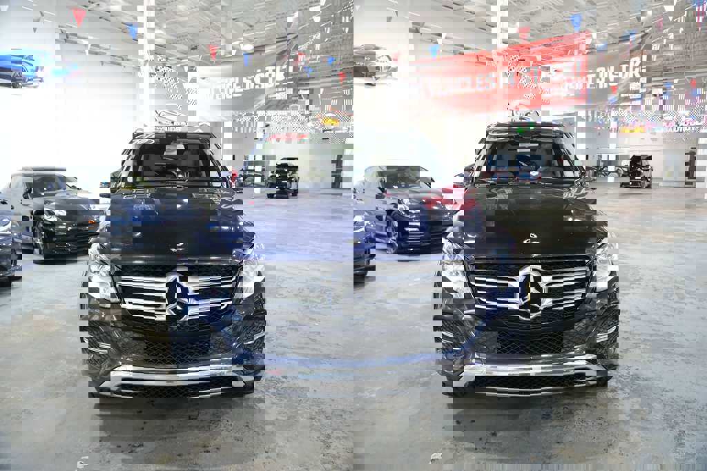 Used 2019 Mercedes-Benz GLE 400 4MATIC w/ Premium 1 Package image 3