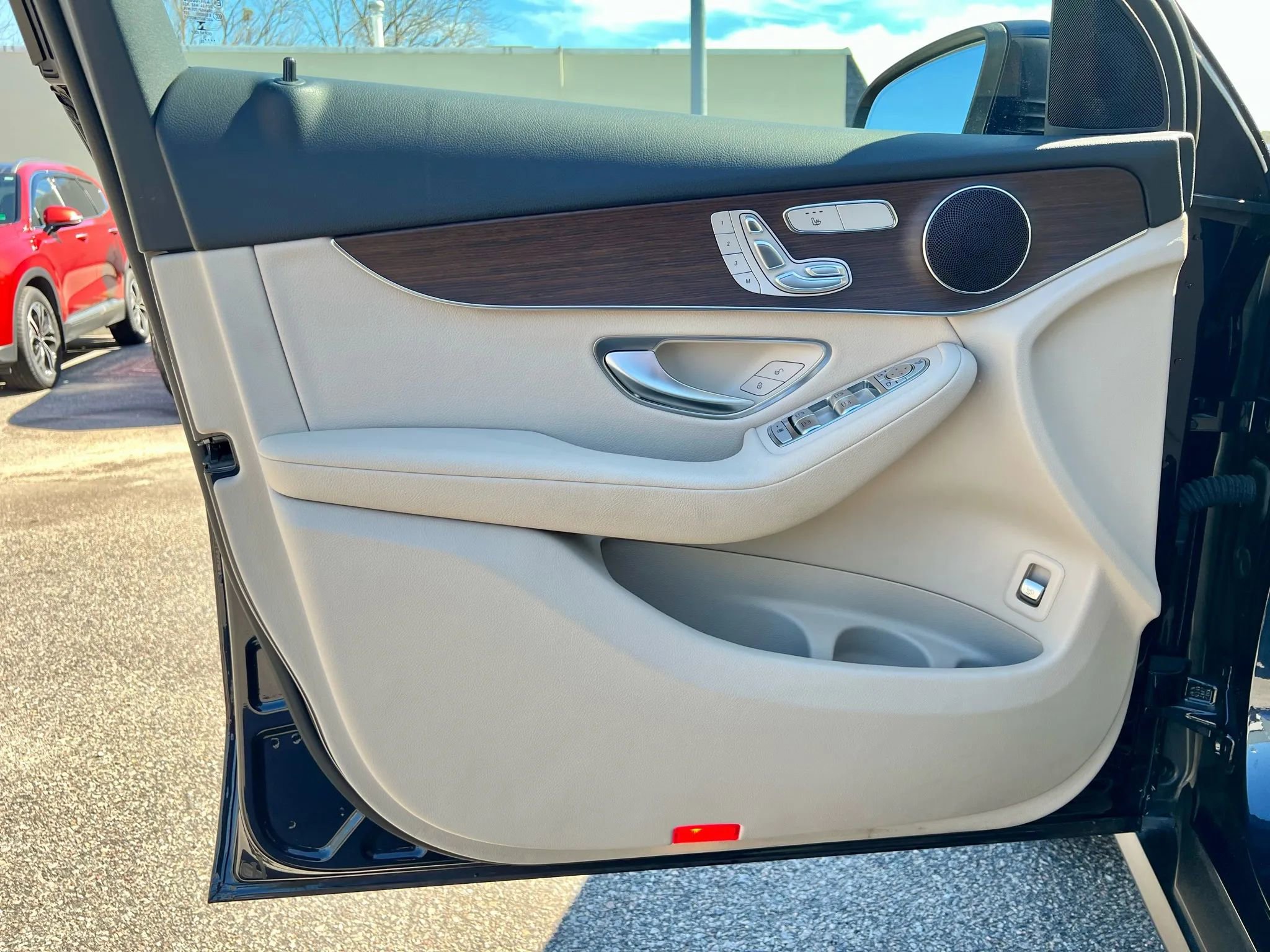 Used 2022 Mercedes-Benz GLC 300 4MATIC w/ Multimedia Package Lite image 35