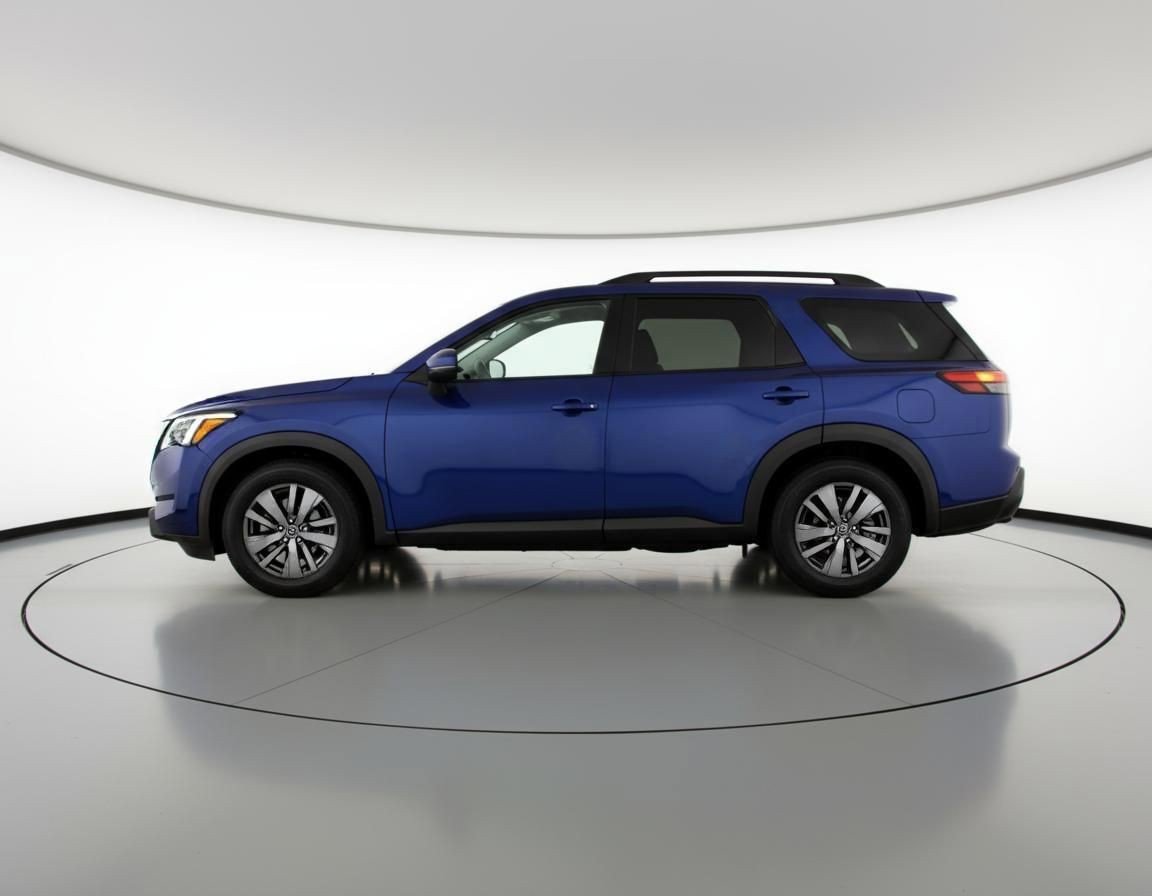 Used 2025 Nissan Pathfinder SV image 5
