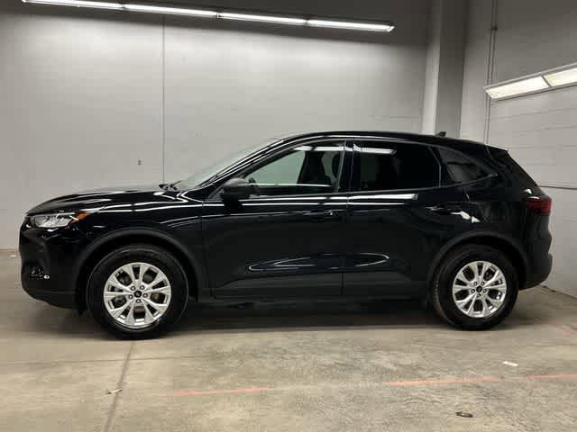Used 2025 Ford Escape Active AWD/4WD image 2