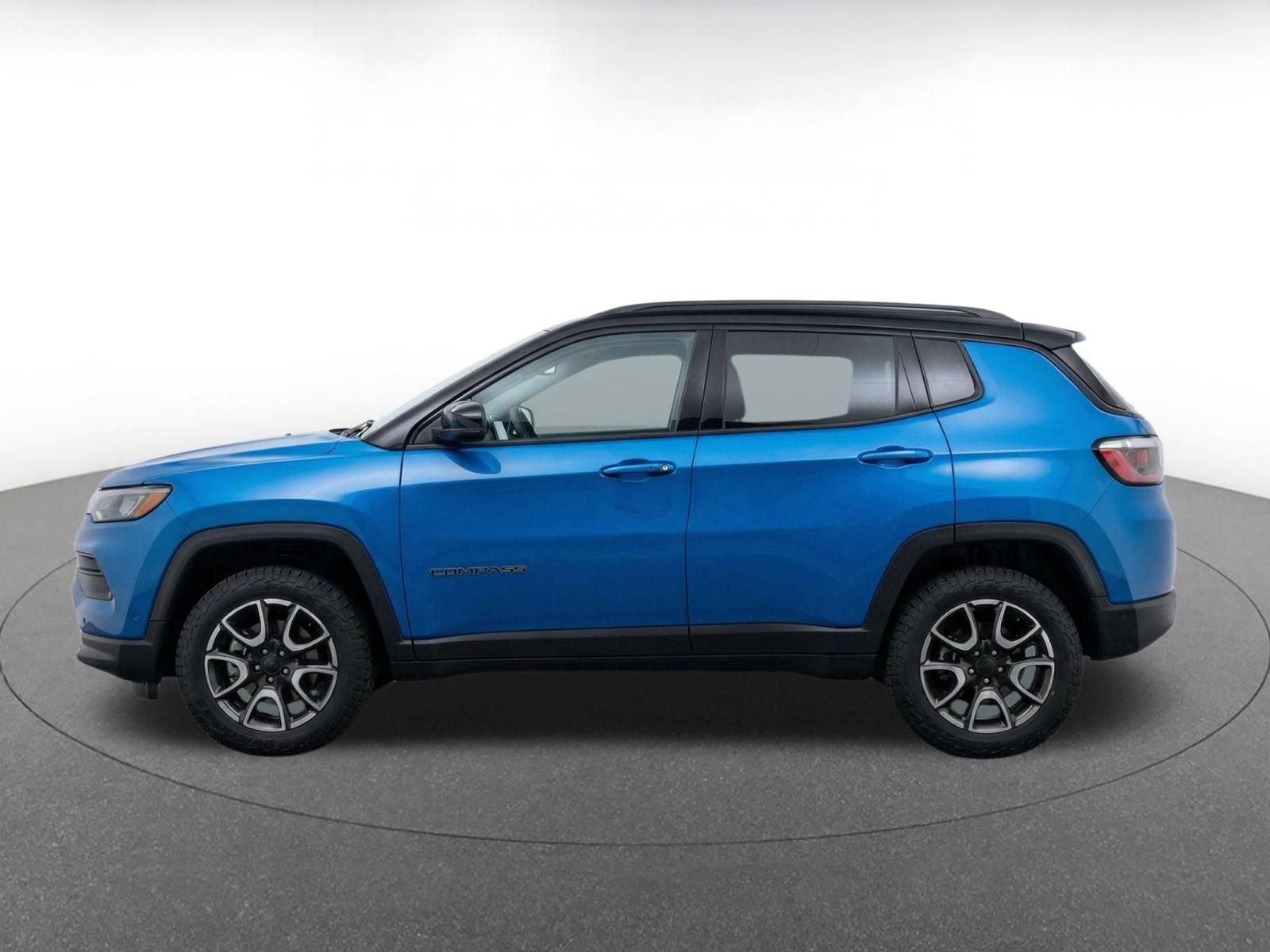 Used 2025 Jeep Compass Trailhawk AWD/4WD image 4