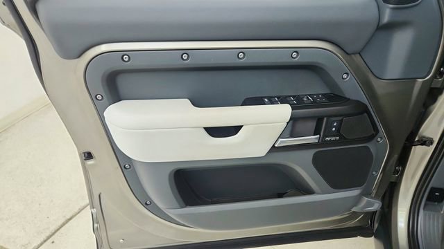 Used 2025 Land Rover Defender 110 X image 34