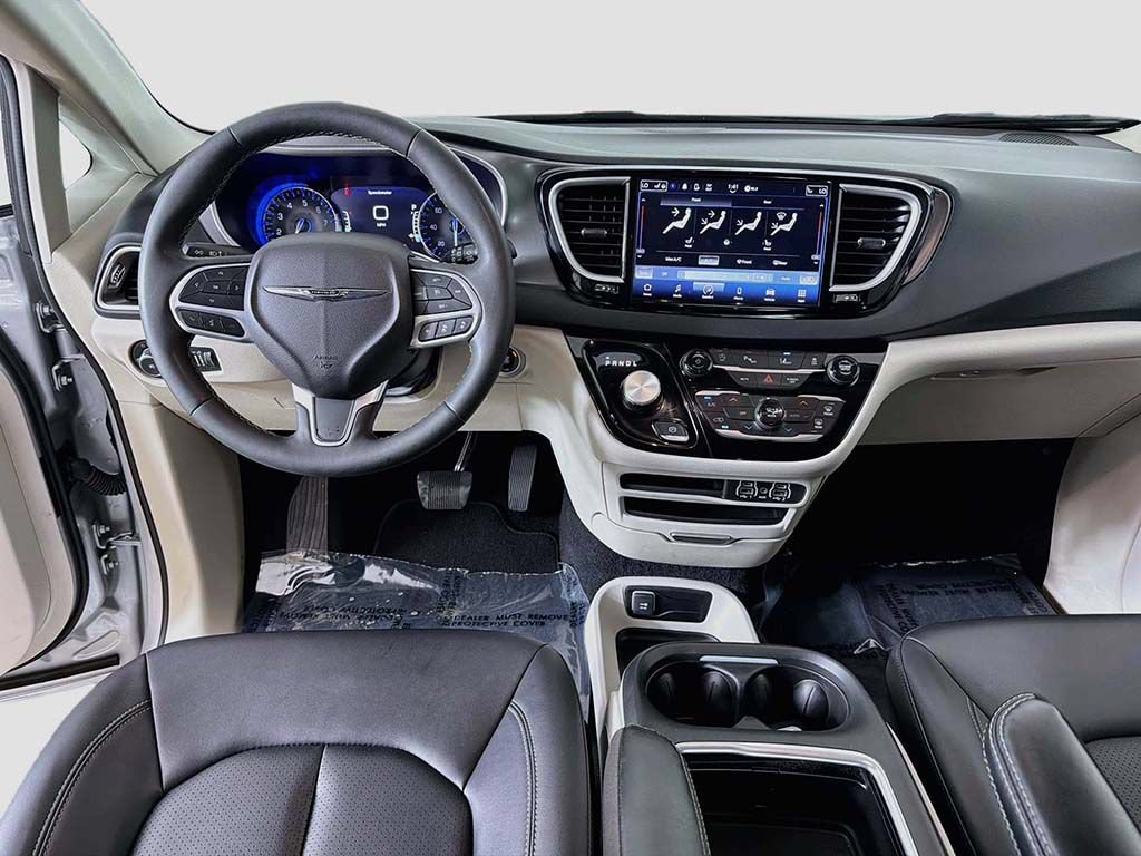 Used 2024 Chrysler Pacifica Touring-L FWD image 28