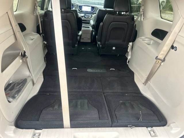 Used 2024 Chrysler Pacifica Touring-L FWD image 23