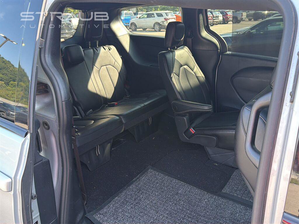 Used 2024 Chrysler Pacifica Touring-L w/ S Appearance Package AWD/4WD image 8