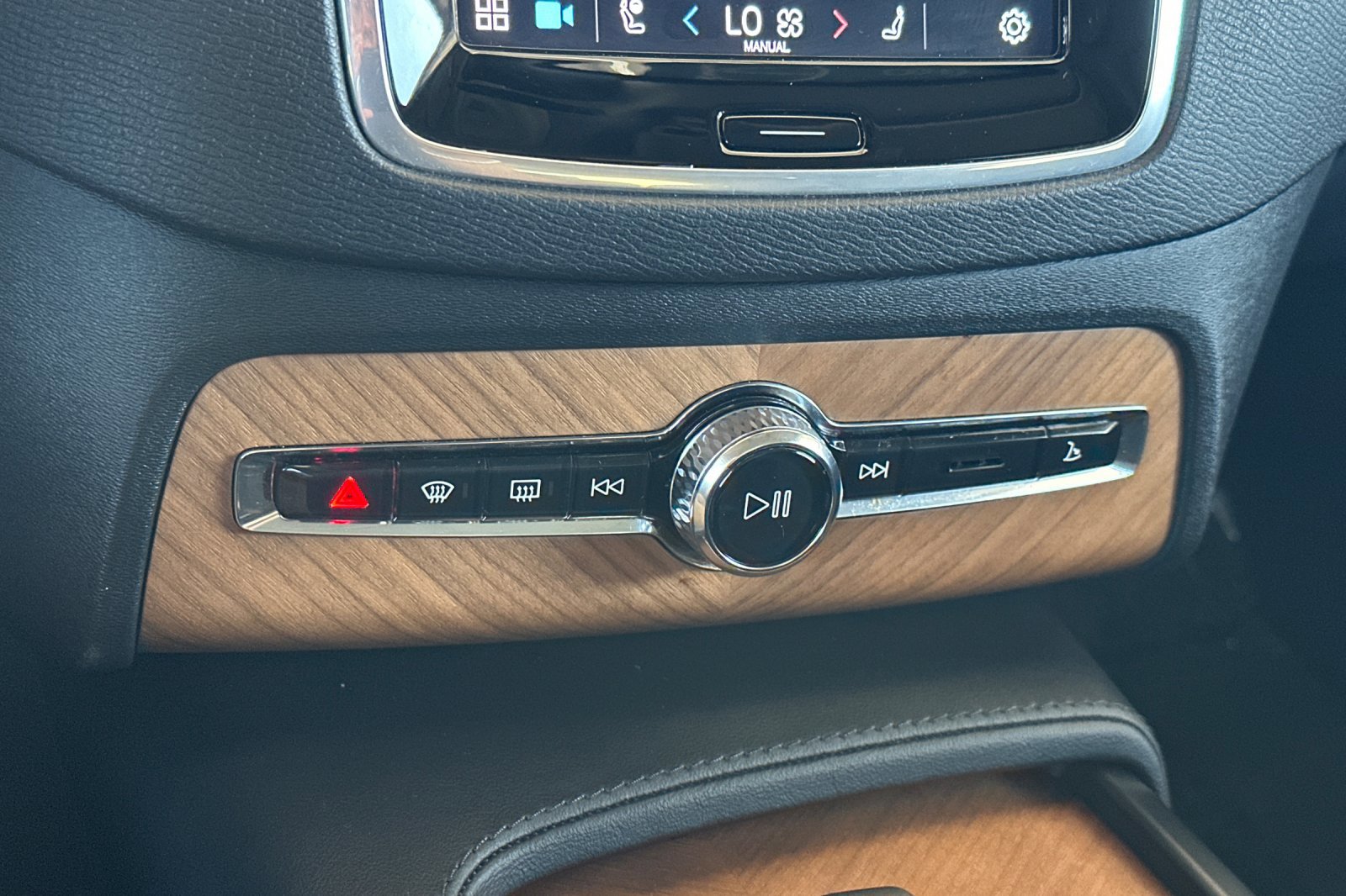 Certified 2025 Volvo XC90 B6 Plus image 25