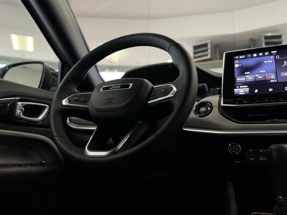 Used 2025 Jeep Compass Limited image 34