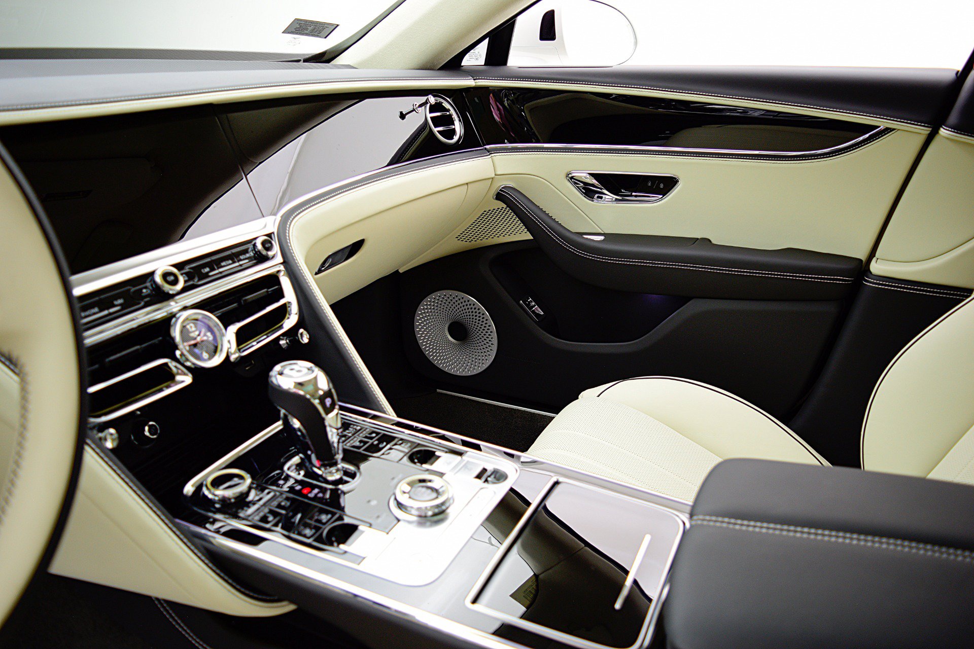 Used 2024 Bentley Flying Spur Azure AWD/4WD image 38