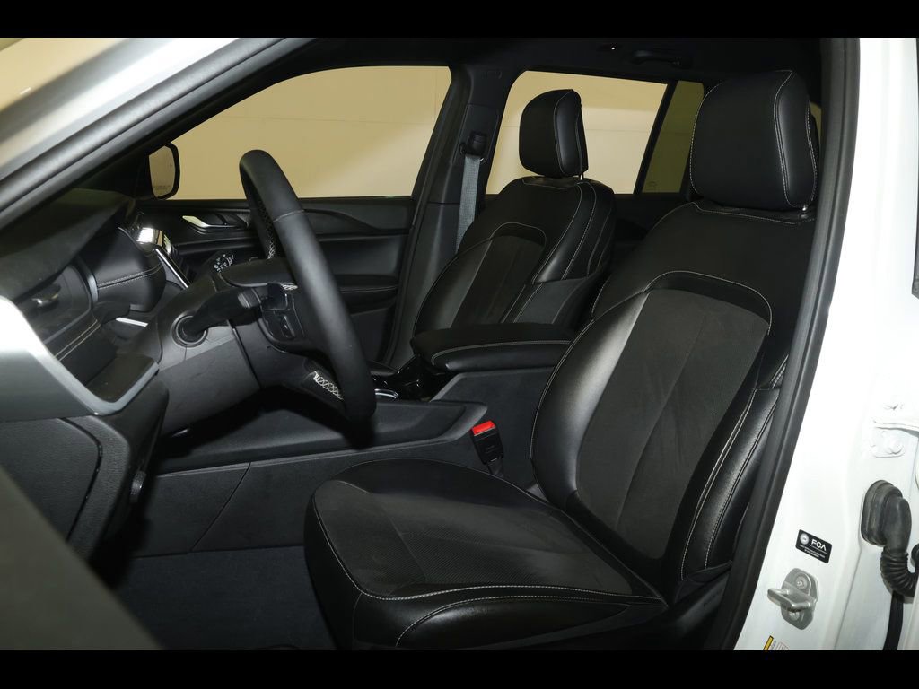 Used 2023 Jeep Grand Cherokee Altitude image 2