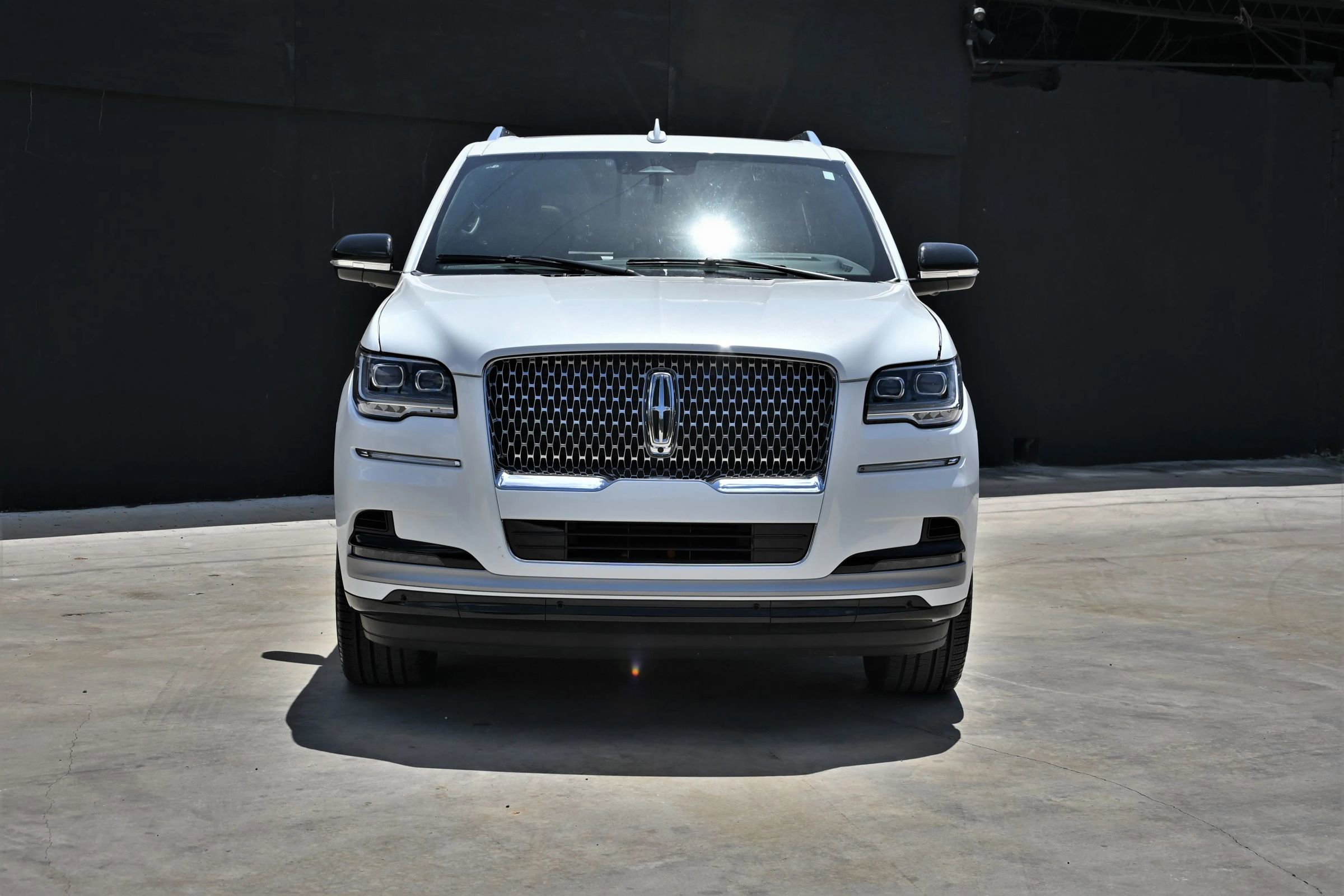 Used 2023 Lincoln Navigator Reserve RWD image 3