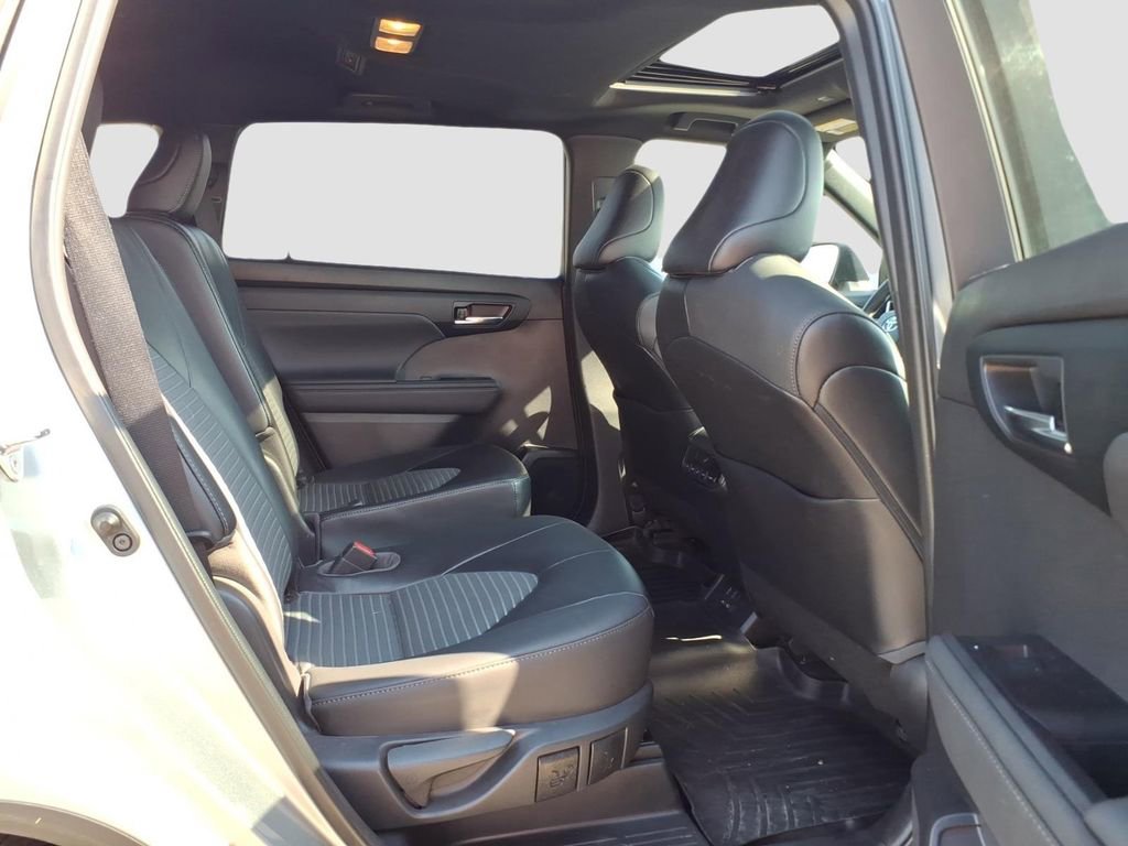 Used 2022 Toyota Highlander XSE image 13