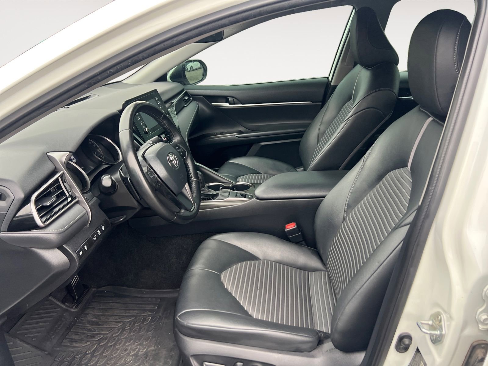 Used 2021 Toyota Camry SE w/ Cold Weather Package image 9