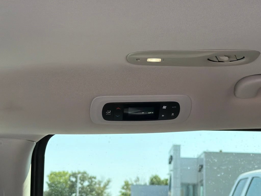 Used 2023 Chrysler Pacifica Touring-L FWD image 16