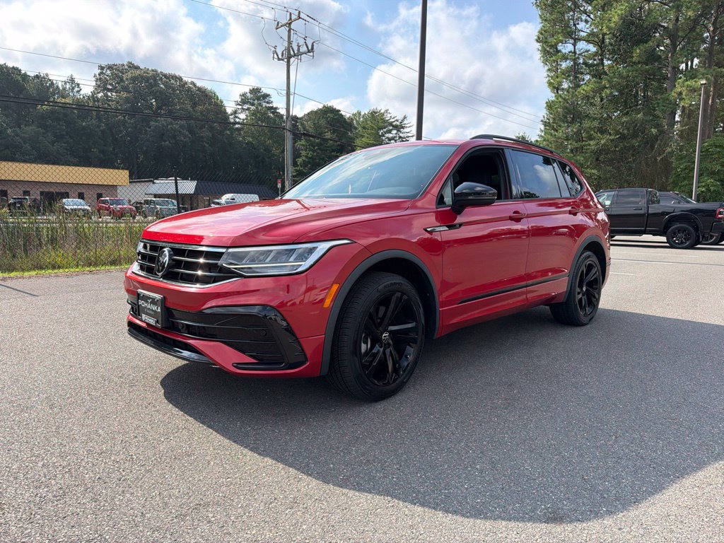 Used 2024 Volkswagen Tiguan SE R-Line AWD/4WD image 2