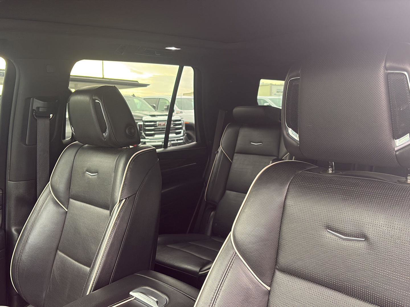 Used 2023 Cadillac Escalade Premium Luxury w/ Performance Package AWD/4WD image 32