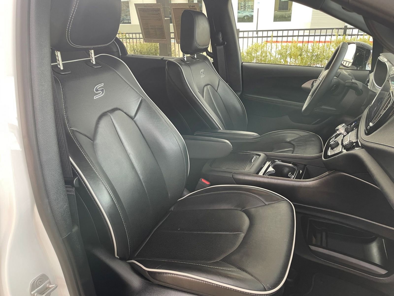 Used 2025 Chrysler Pacifica Limited image 43