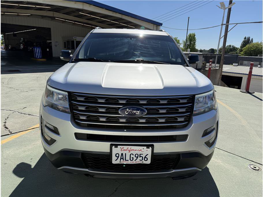 Used 2017 Ford Explorer XLT w/ Equipment Group 201A FWD image 3