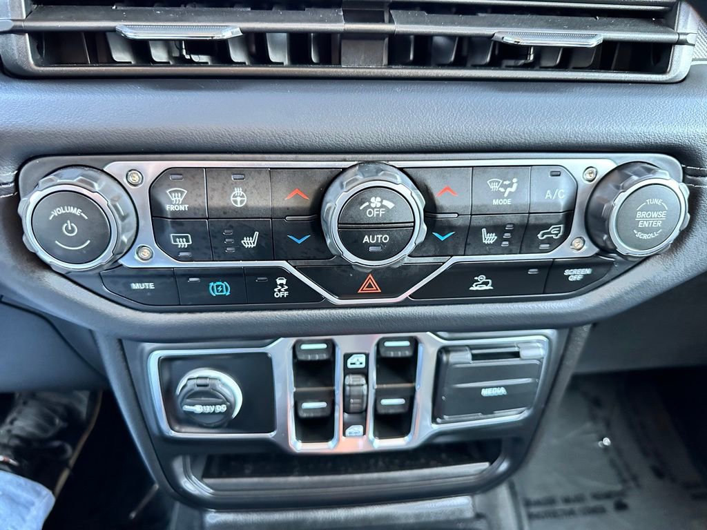 Used 2025 Jeep Wrangler Unlimited Sahara image 22