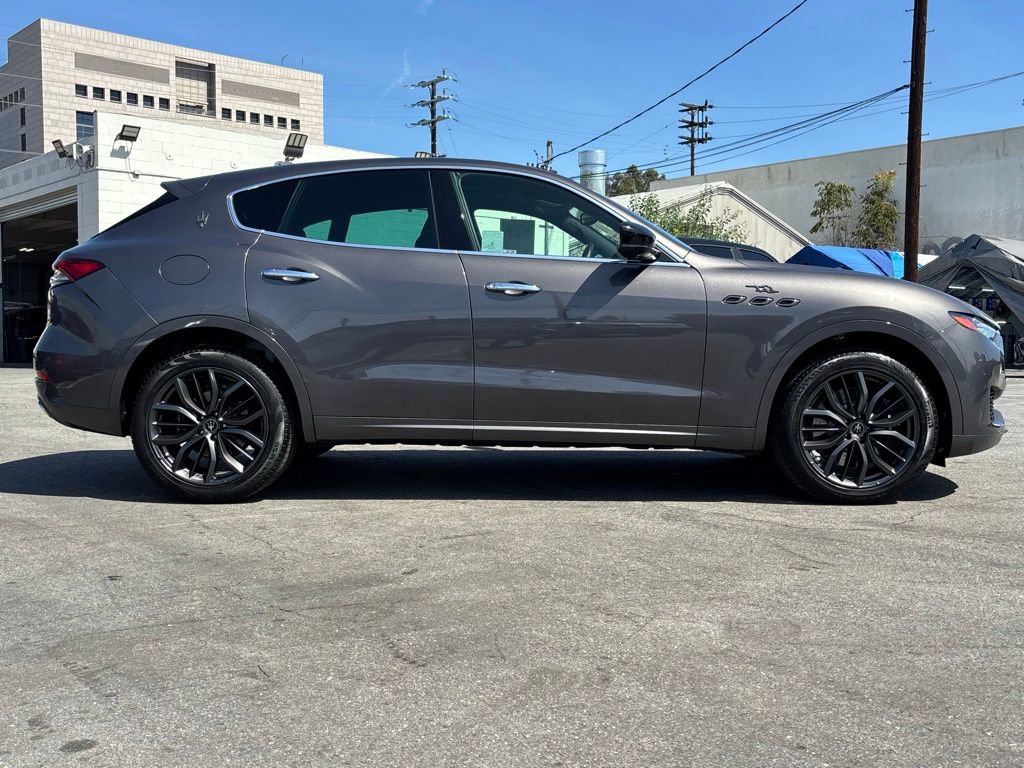 Used 2024 Maserati Levante GT Ultima image 3