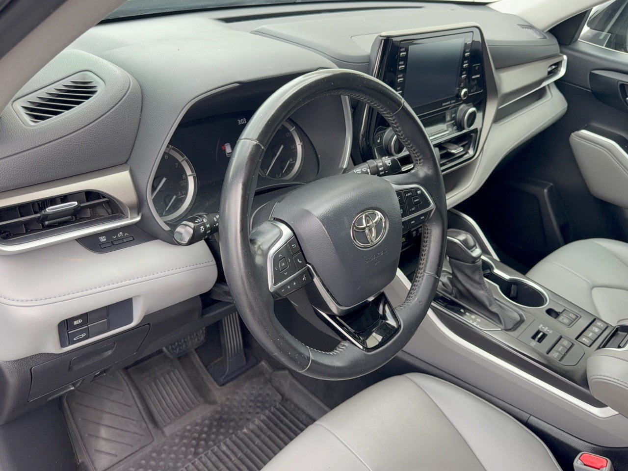 Used 2021 Toyota Highlander XLE AWD/4WD image 4
