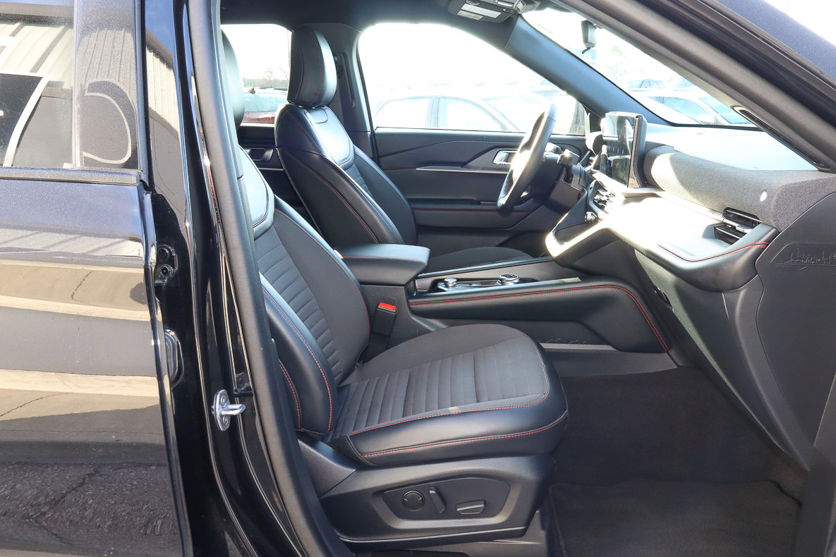 Used 2025 Ford Explorer ST-Line w/ ST-Line Street Pack image 27