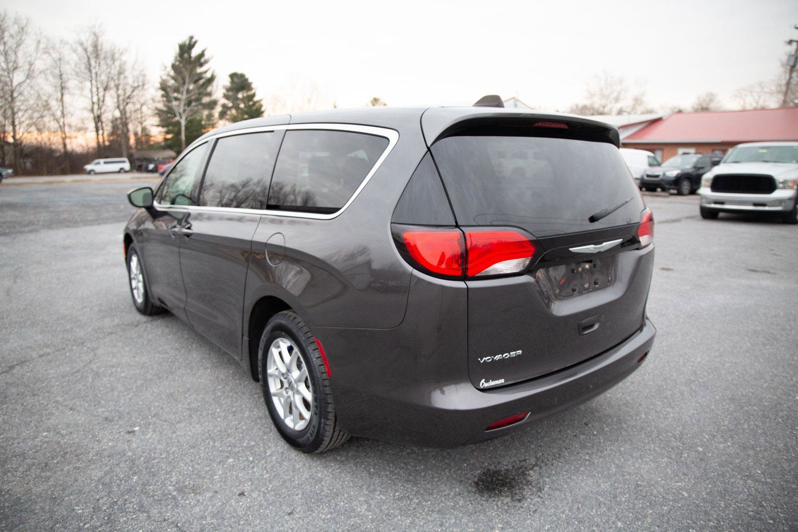 Used 2023 Chrysler Voyager LX image 5