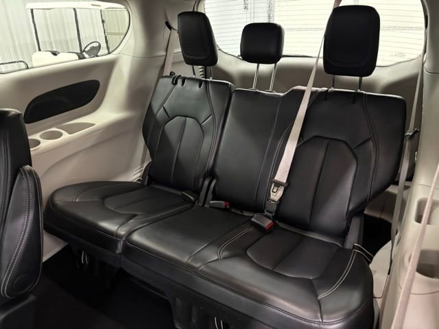 Used 2024 Chrysler Pacifica Touring-L image 9