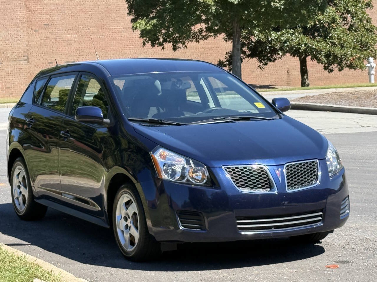Used 2009 Pontiac Vibe w/ Preferred Package FWD image 3