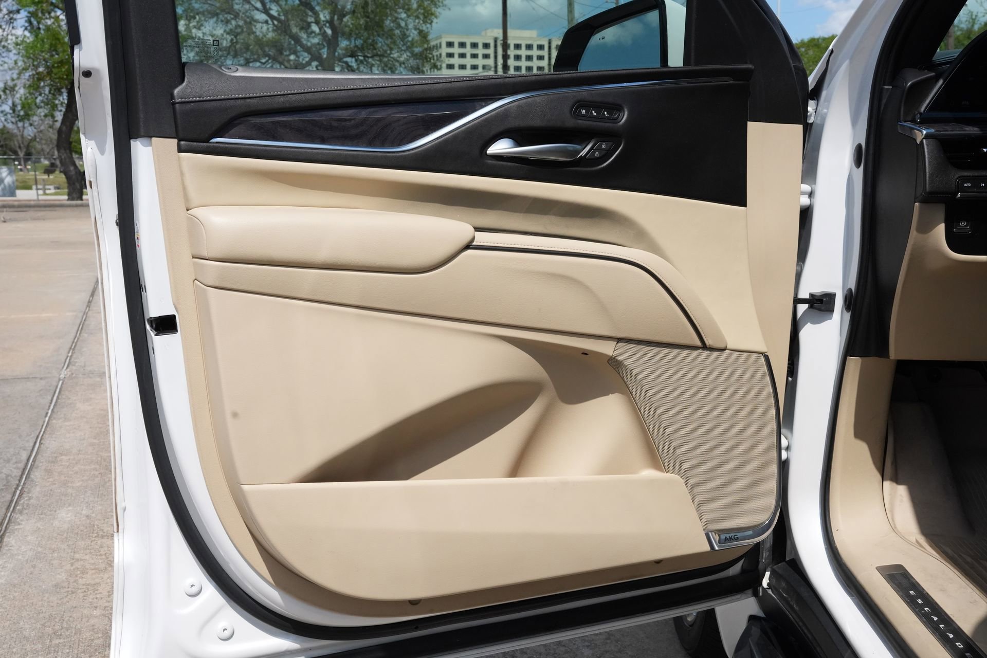 Used 2021 Cadillac Escalade ESV Premium Luxury AWD/4WD image 17