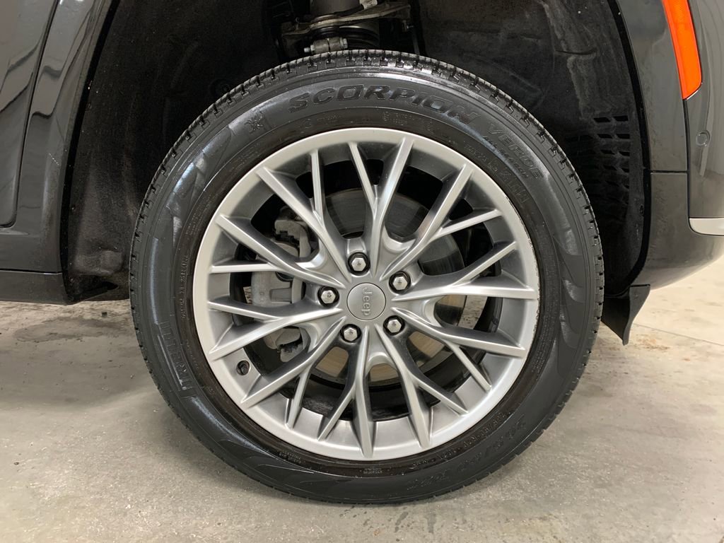 Used 2023 Jeep Grand Cherokee L Summit w/ Luxury Tech Group V image 12