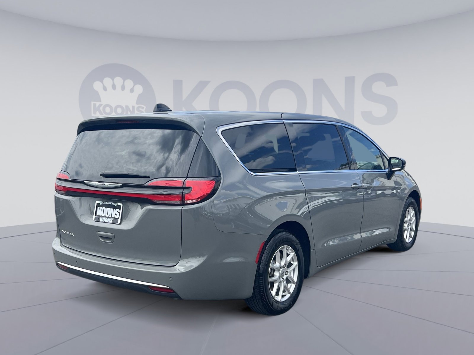Used 2025 Chrysler Pacifica Select FWD image 16