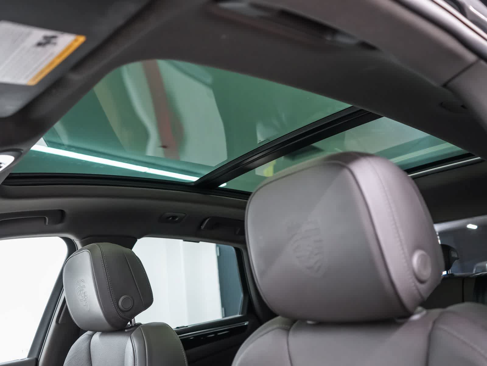 Certified 2024 Porsche Macan AWD/4WD image 30