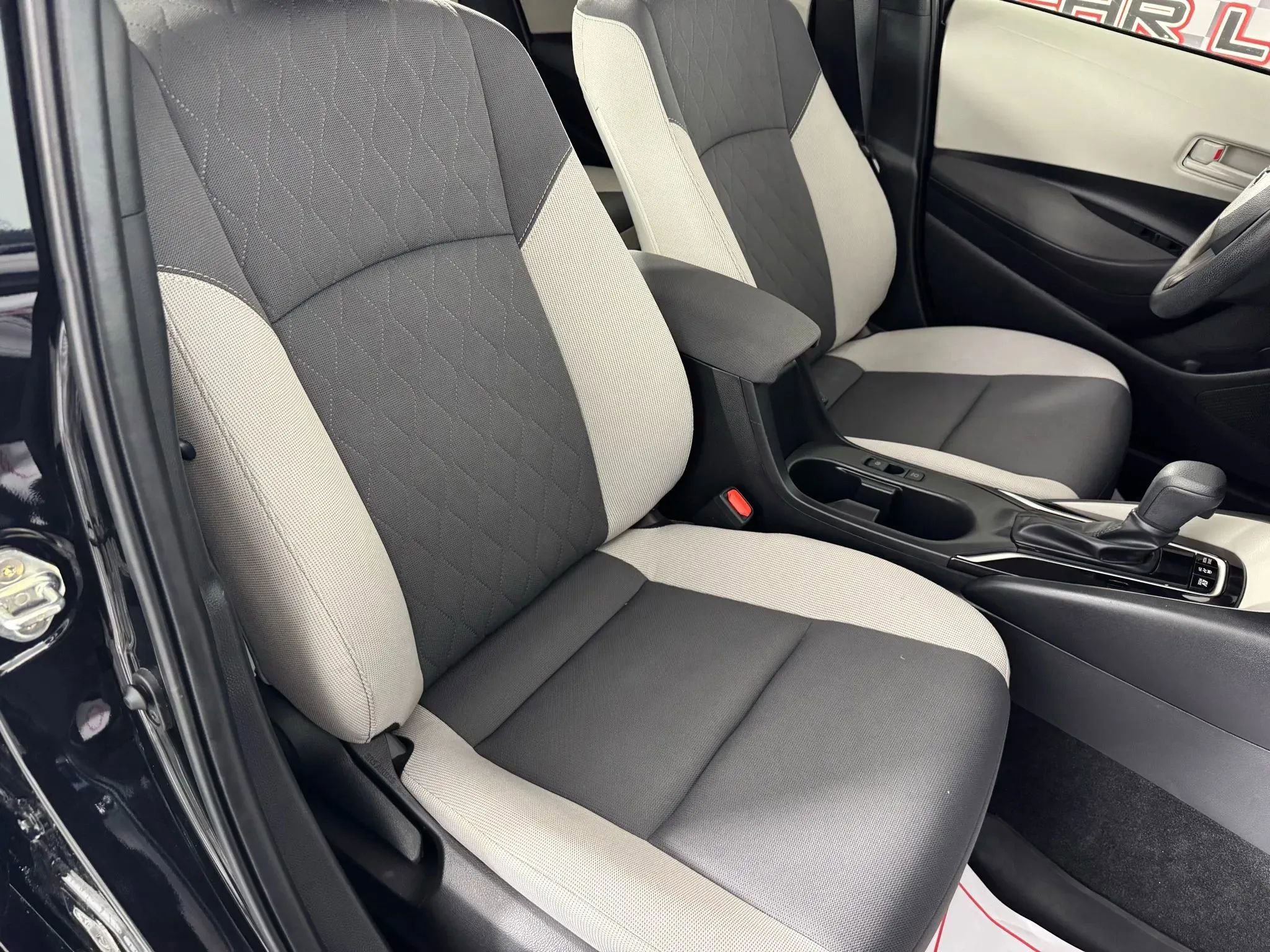 Used 2025 Toyota Corolla LE FWD image 30