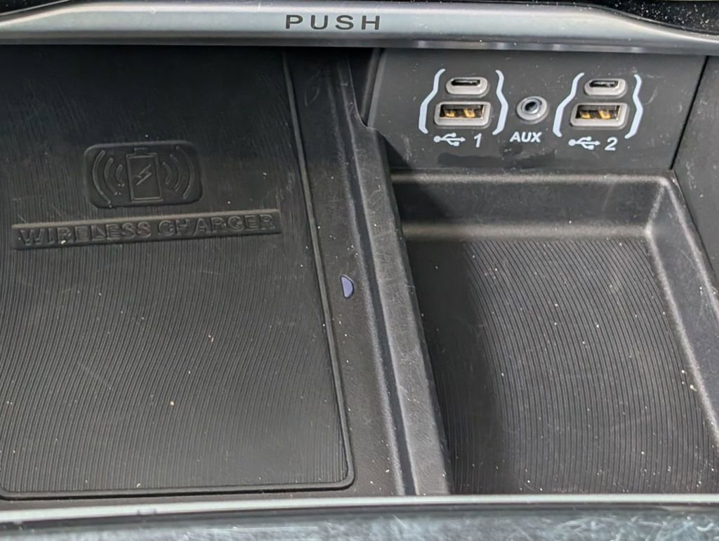 Used 2023 Chrysler Pacifica Limited image 32