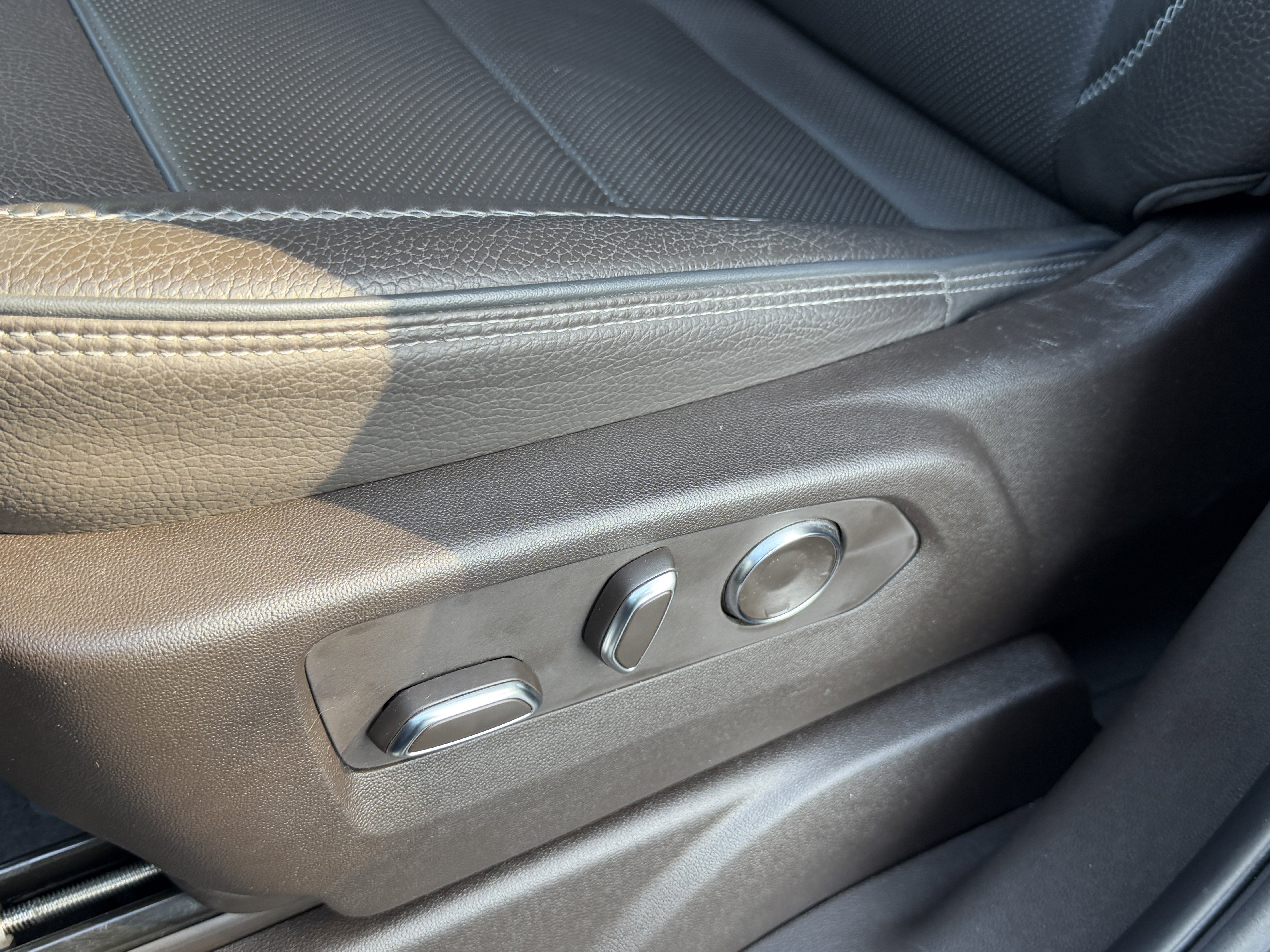 Used 2023 GMC Yukon Denali AWD/4WD image 7