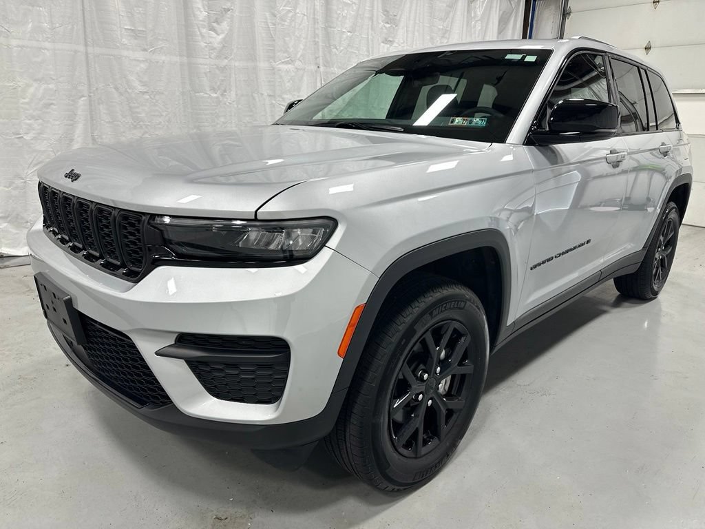 Used 2025 Jeep Grand Cherokee Altitude AWD/4WD image 3