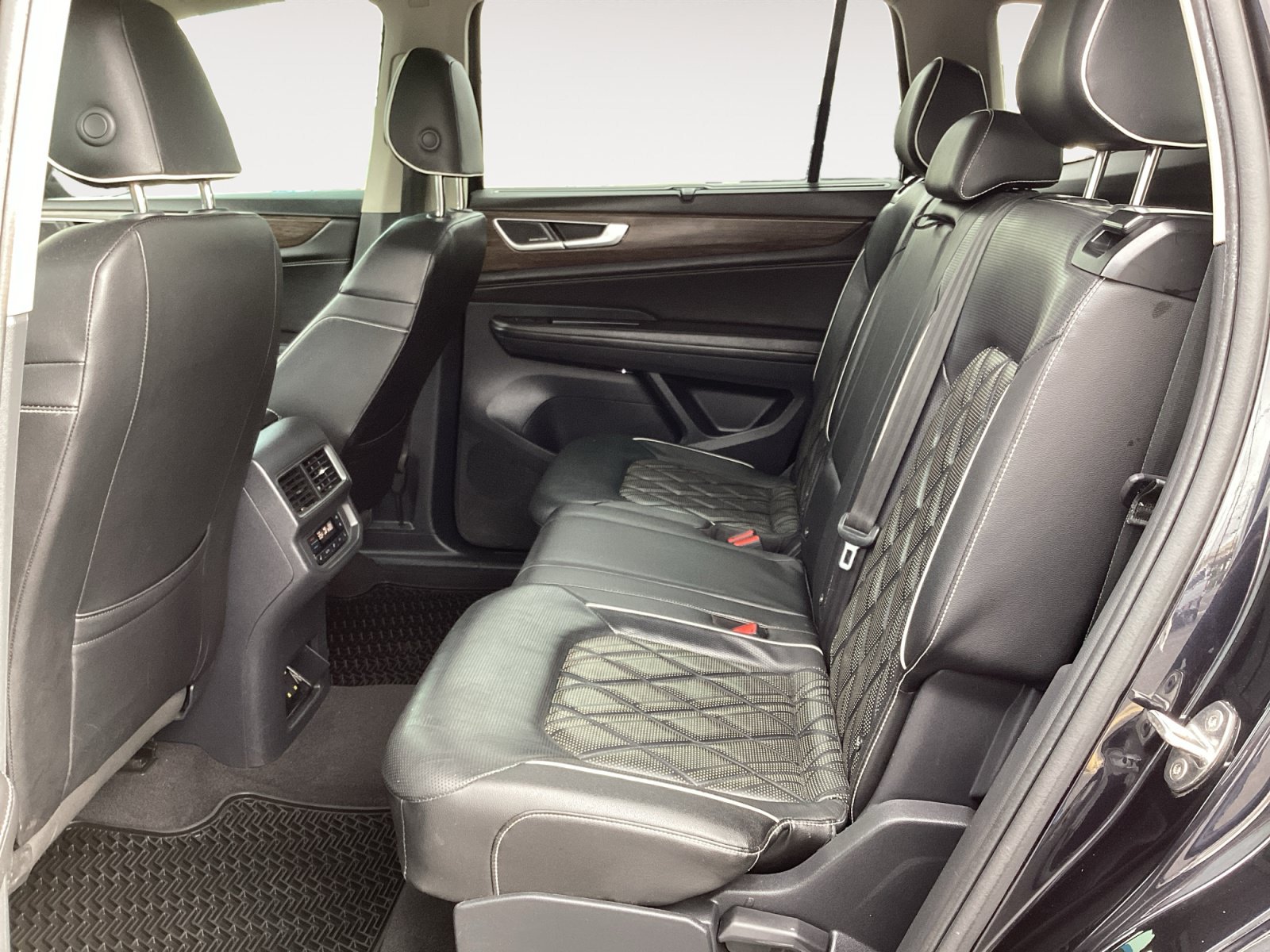 Used 2024 Volkswagen Atlas SEL Premium R-Line AWD/4WD image 29