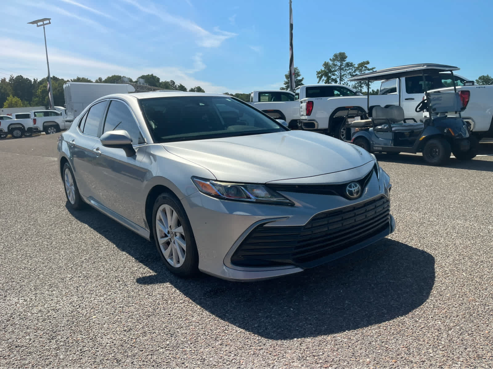 Used 2022 Toyota Camry LE FWD image 3