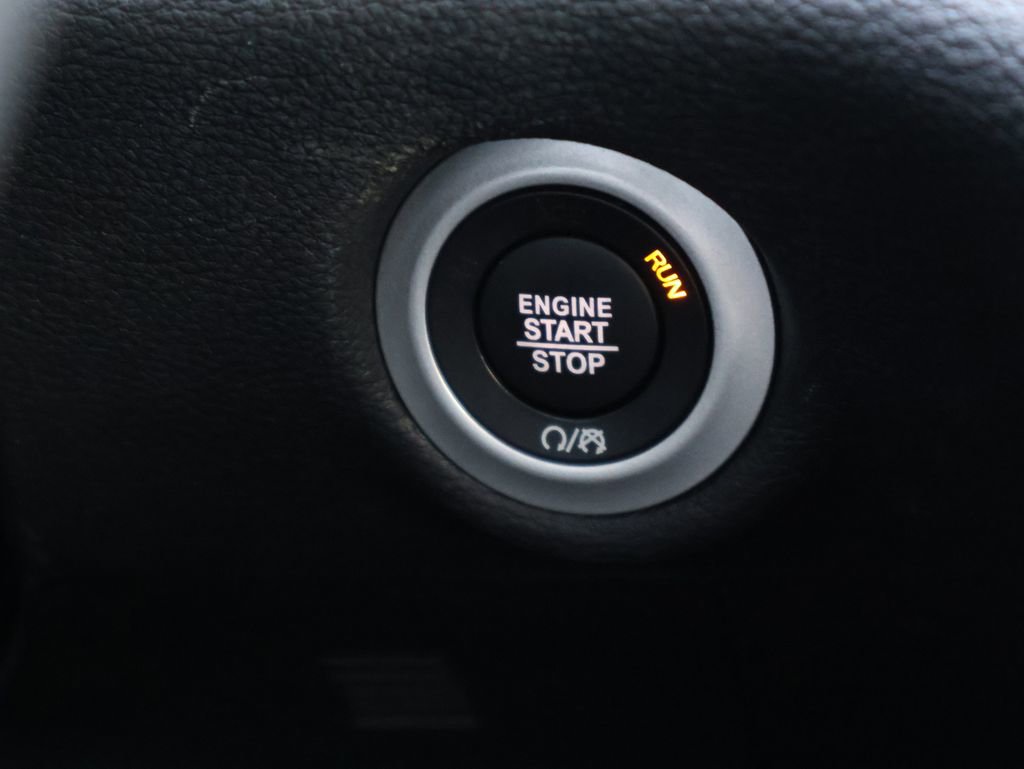 Used 2025 Chrysler Pacifica Limited image 30