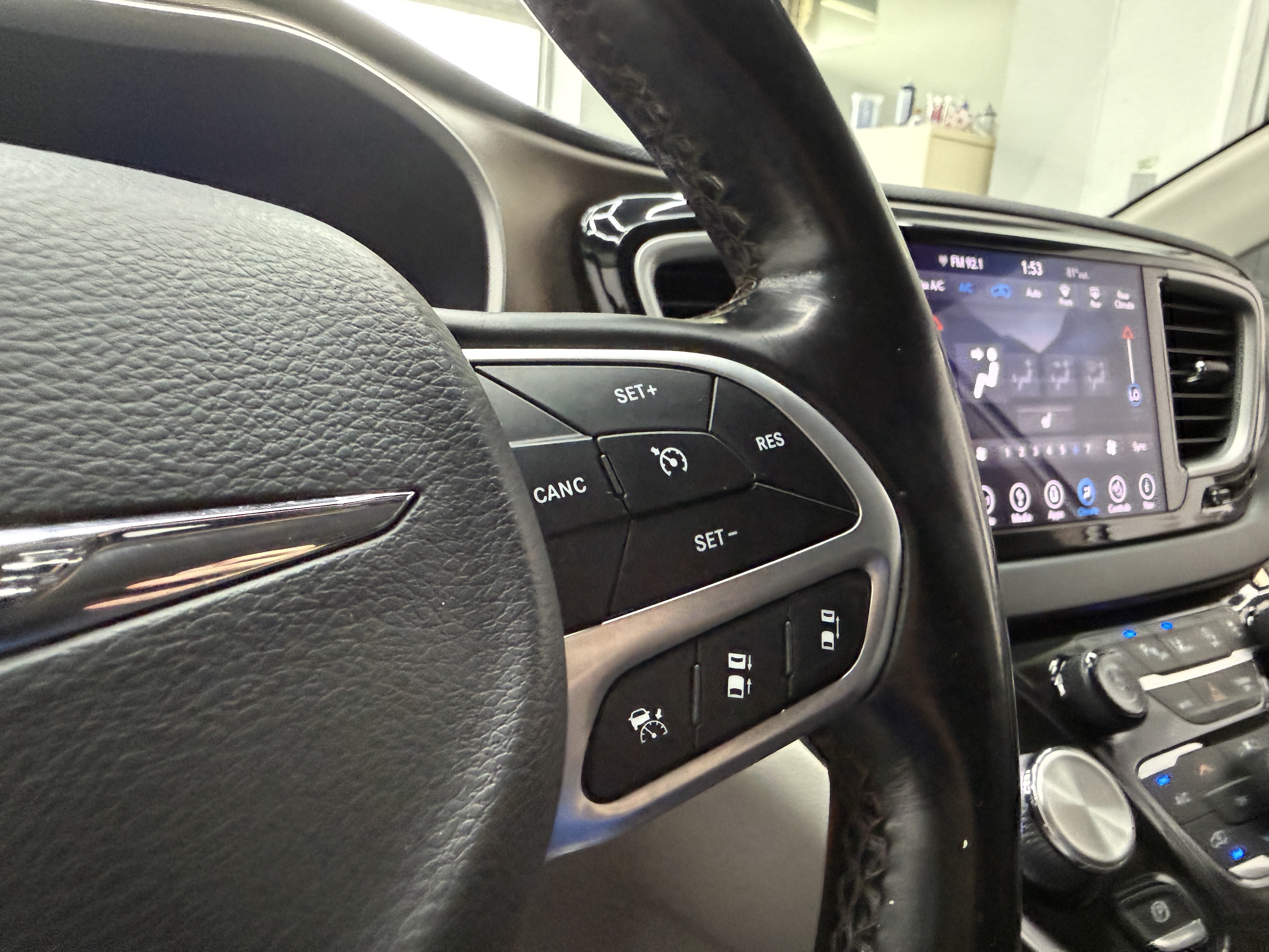 Used 2018 Chrysler Pacifica Touring-L w/ Advanced Safetytec Group FWD image 13