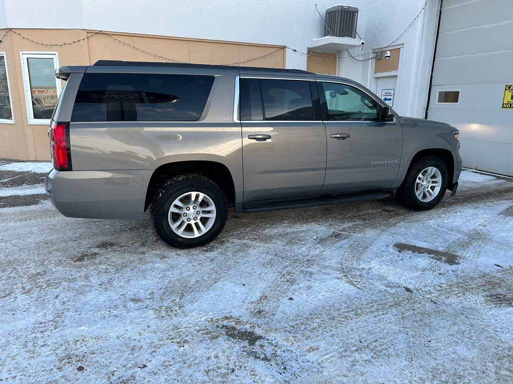 Used 2018 Chevrolet Suburban LT image 4