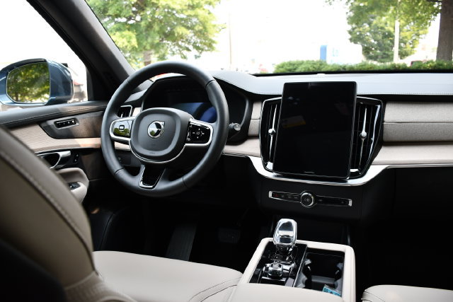 New 2026 Volvo XC90 B5 Plus w/ Protection Package Premier AWD/4WD image 19