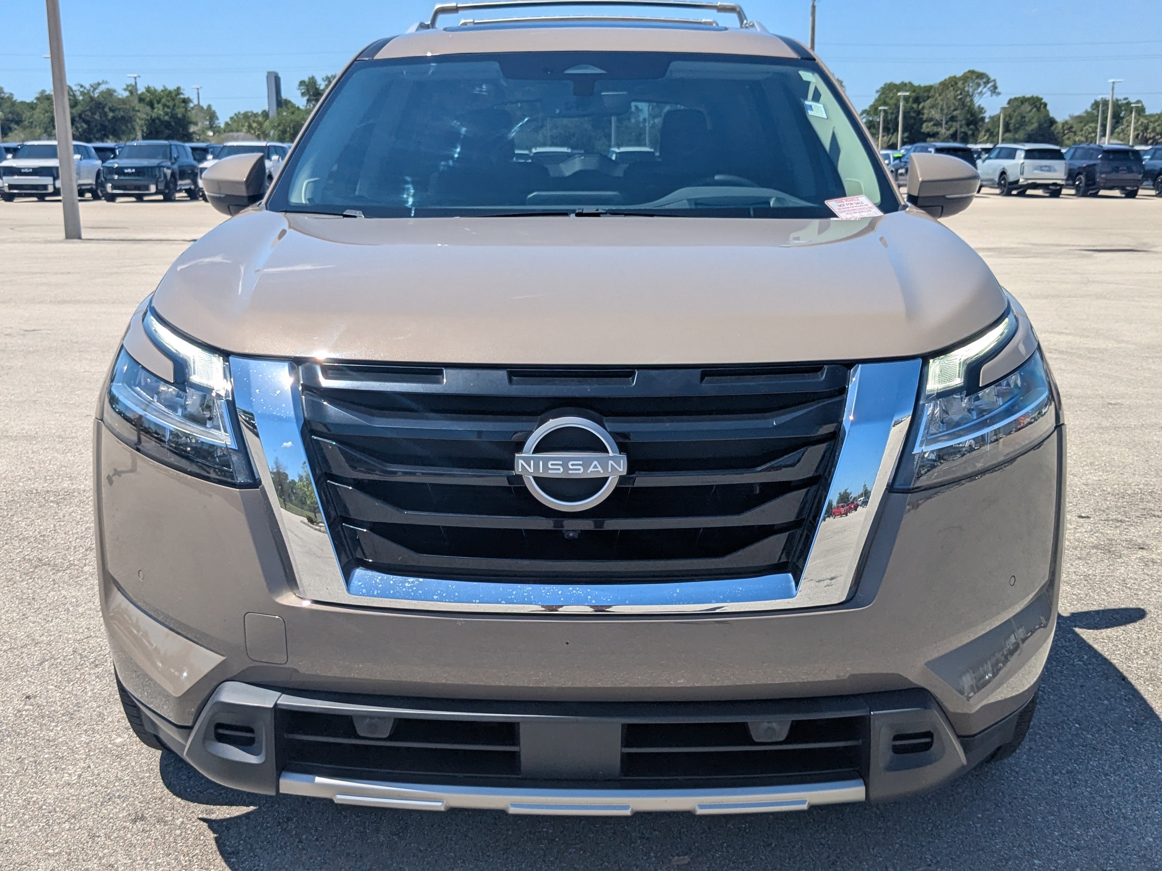 Used 2024 Nissan Pathfinder Platinum FWD image 3