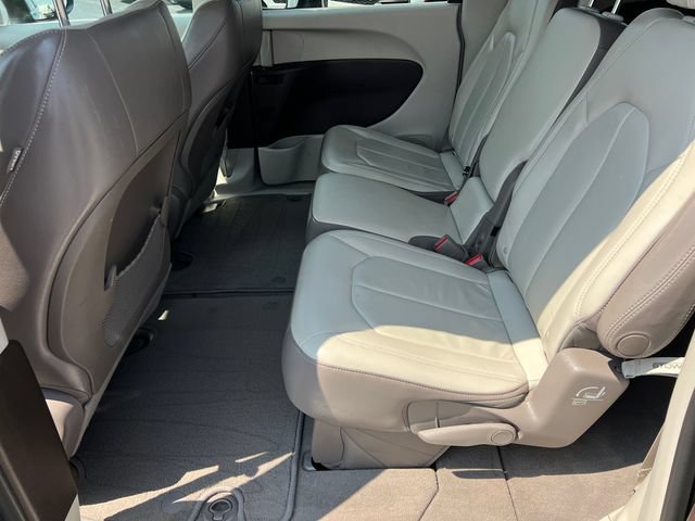 Used 2017 Chrysler Pacifica Touring-L FWD image 24