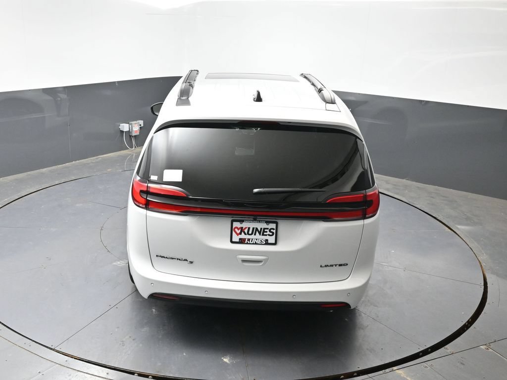 New 2027 Chrysler Pacifica Limited FWD image 40