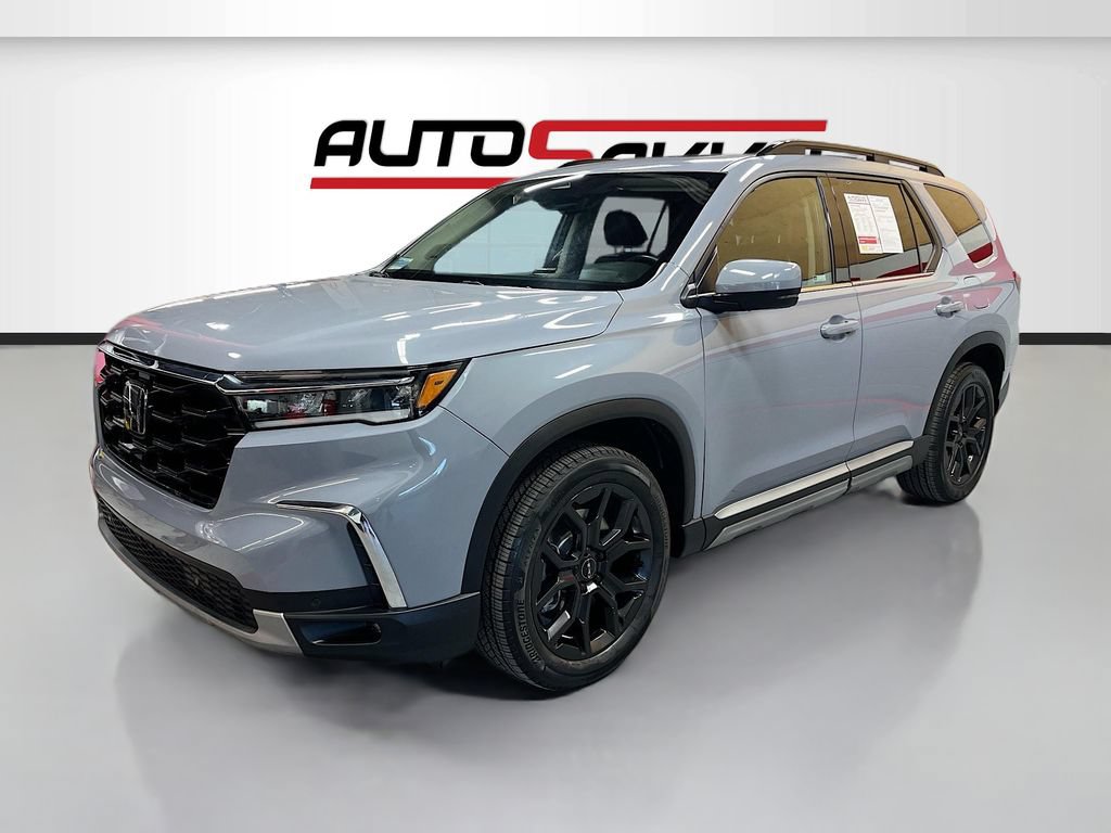 Used 2025 Honda Pilot Touring image 3